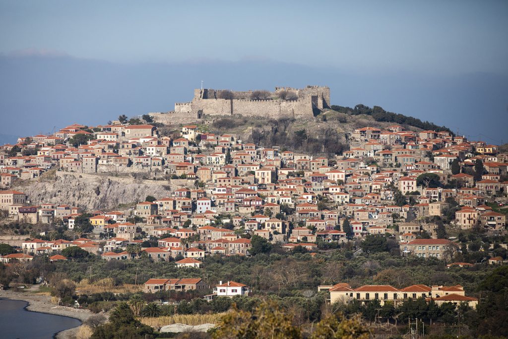 Γενική άποψη Μεσαιωνικού Κάστρου της Μήθυμνας στην κορυφή του λόφου. Το χωριό απλώνεται αμφιθεατρικά στα πόδια του.