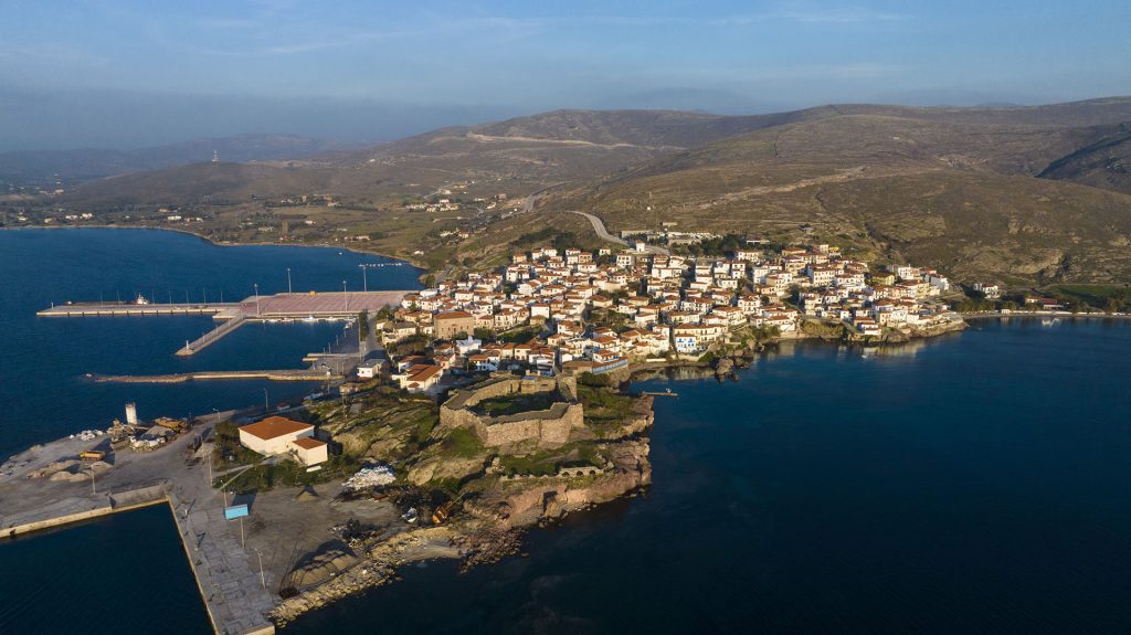 Αεροφωτογραφία οικισμού Σιγρίου με το Κάστρο και το λιμάνι, Λέσβος.