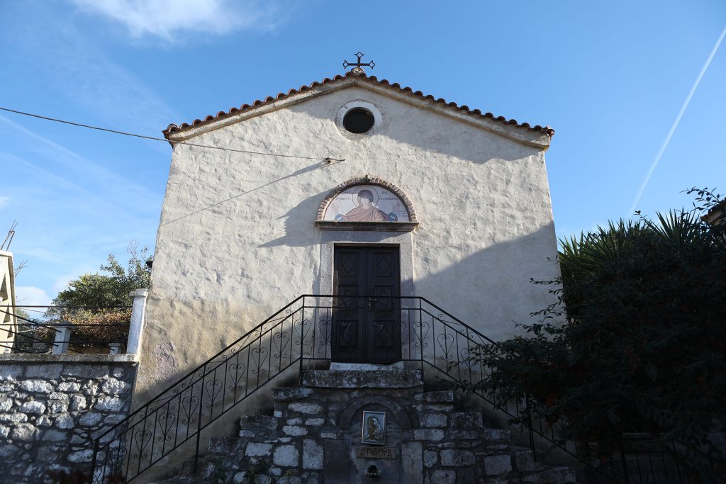 Είσοδος με αμφίπλευρη σκάλα Καθολικού της Ιεράς Μονής Κοιμήσεως της Θεοτόκου Δαμανδρίου.