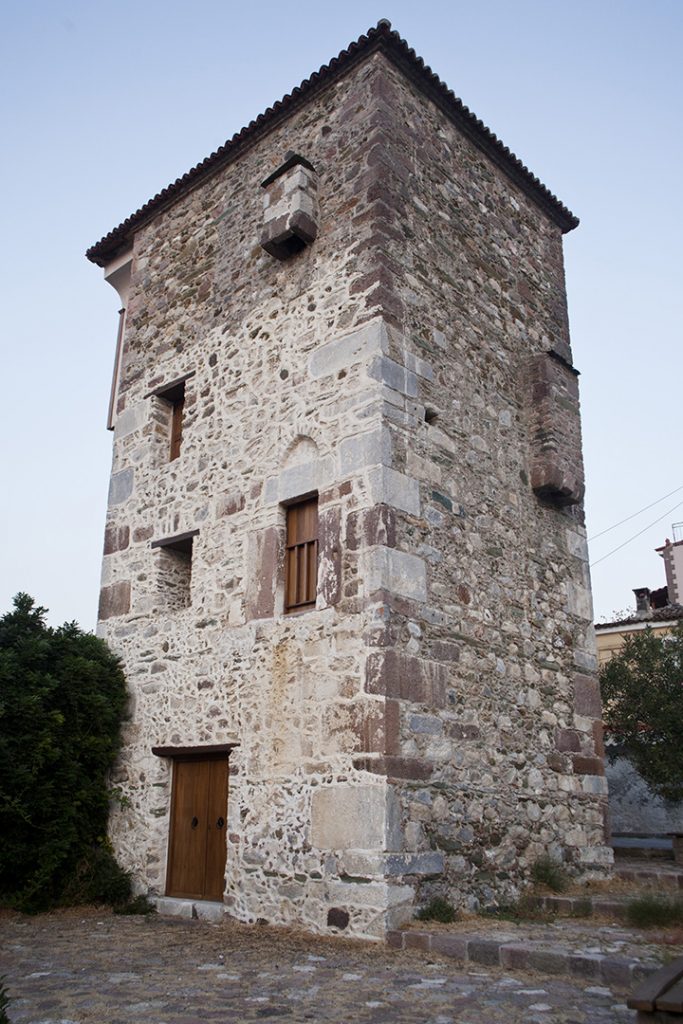 Ο λεγόμενος Πύργος Τσουκαλαδέλλη, πυργοκατοικία 18ου αι. στην Λουτρόπολη Θερμής.