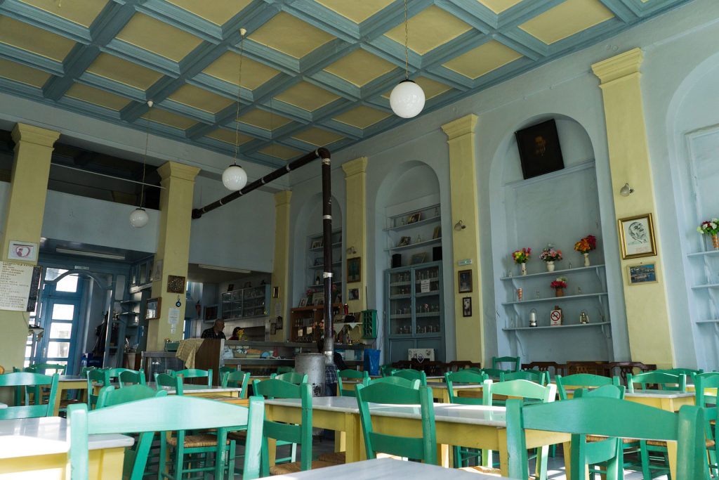 Εσωτερική λήψη παραδοσιακού καφενείου «Αθανασιάδειο» Πλωμαρίου.