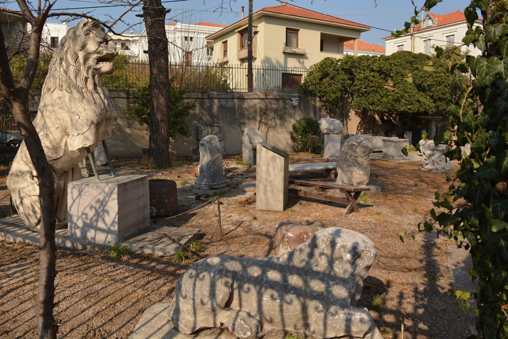 Αρχαιολογικά εκθέματα στον προαύλιο χώρο του Παλαιού Αρχαιολογικού Μουσείου Μυτιλήνης.