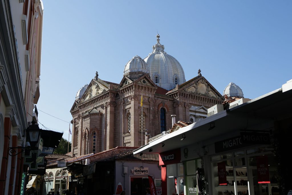 Γενική άποψη Ιερού Ναού Αγίου Θεράποντα από τη πλευρά της αγοράς στην οδό Ερμού Μυτιλήνης.